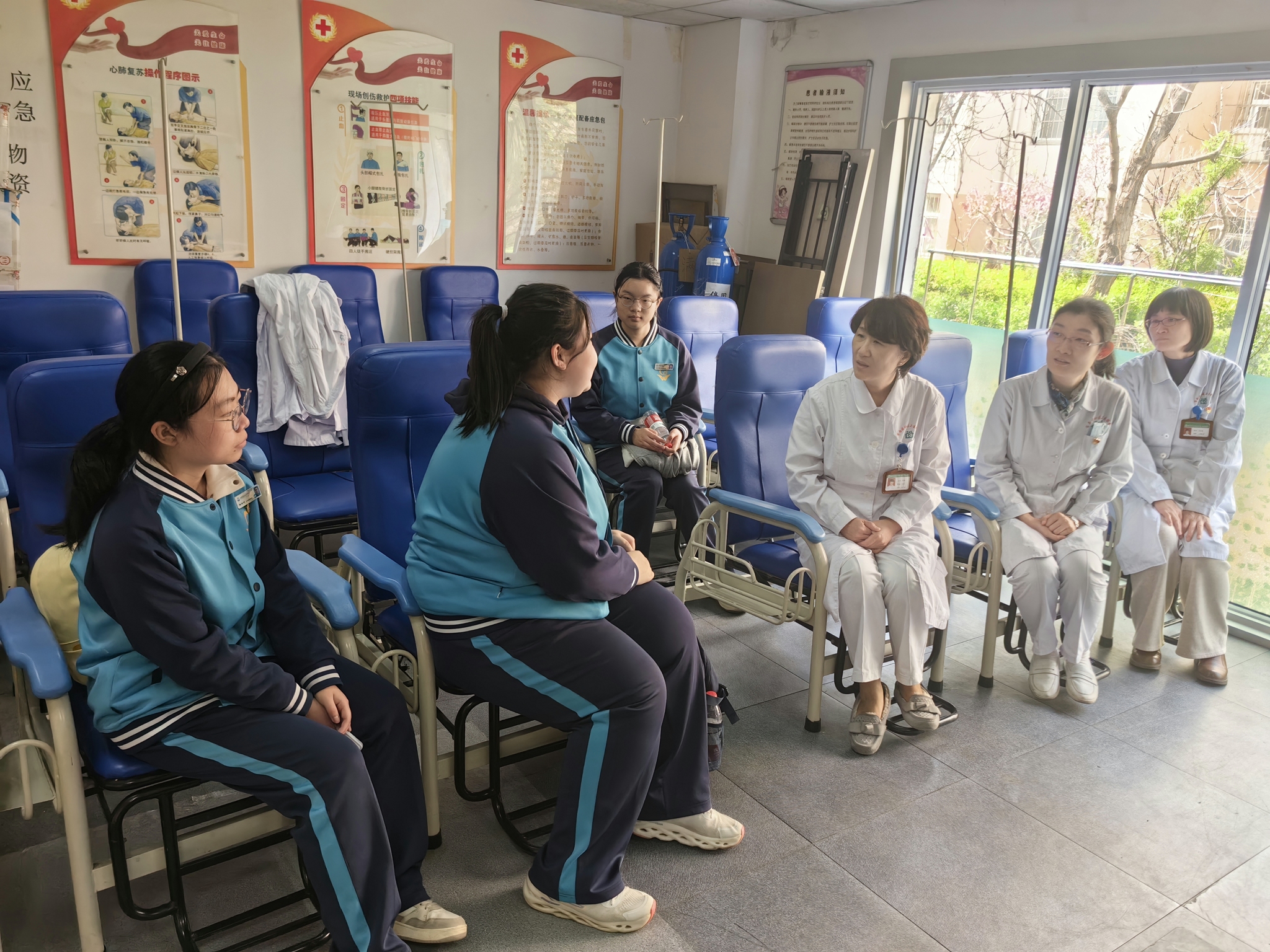 青岛卫校"吸吸侠"团队破解多场景汗湿难题