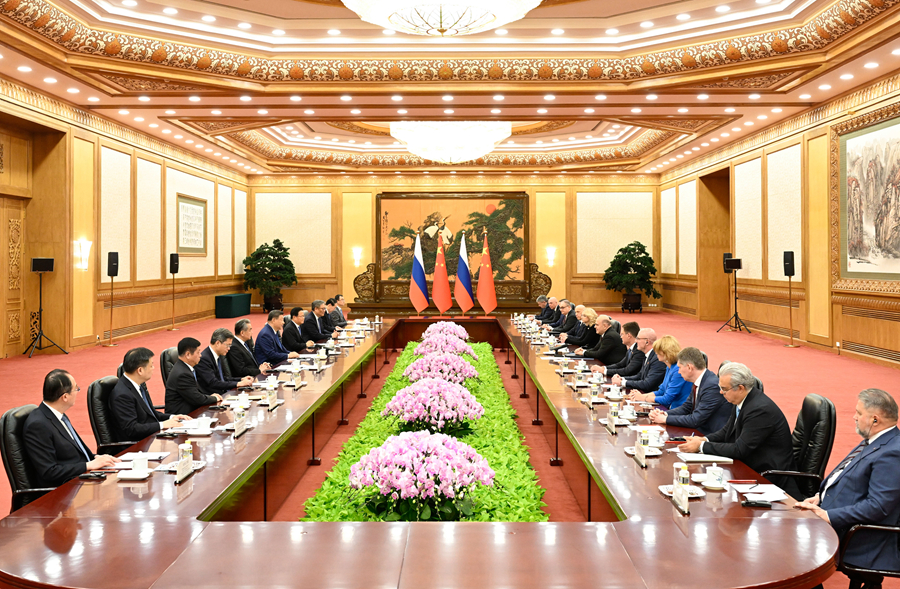 11月4日上午,国家主席习近平在北京人民大会堂会见俄罗斯总理米舒斯京。