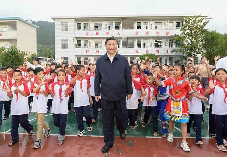 △2020年9月16日，湖南郴州市汝城县文明瑶族乡第一片小学，习近平总书记和同学们亲切交流。