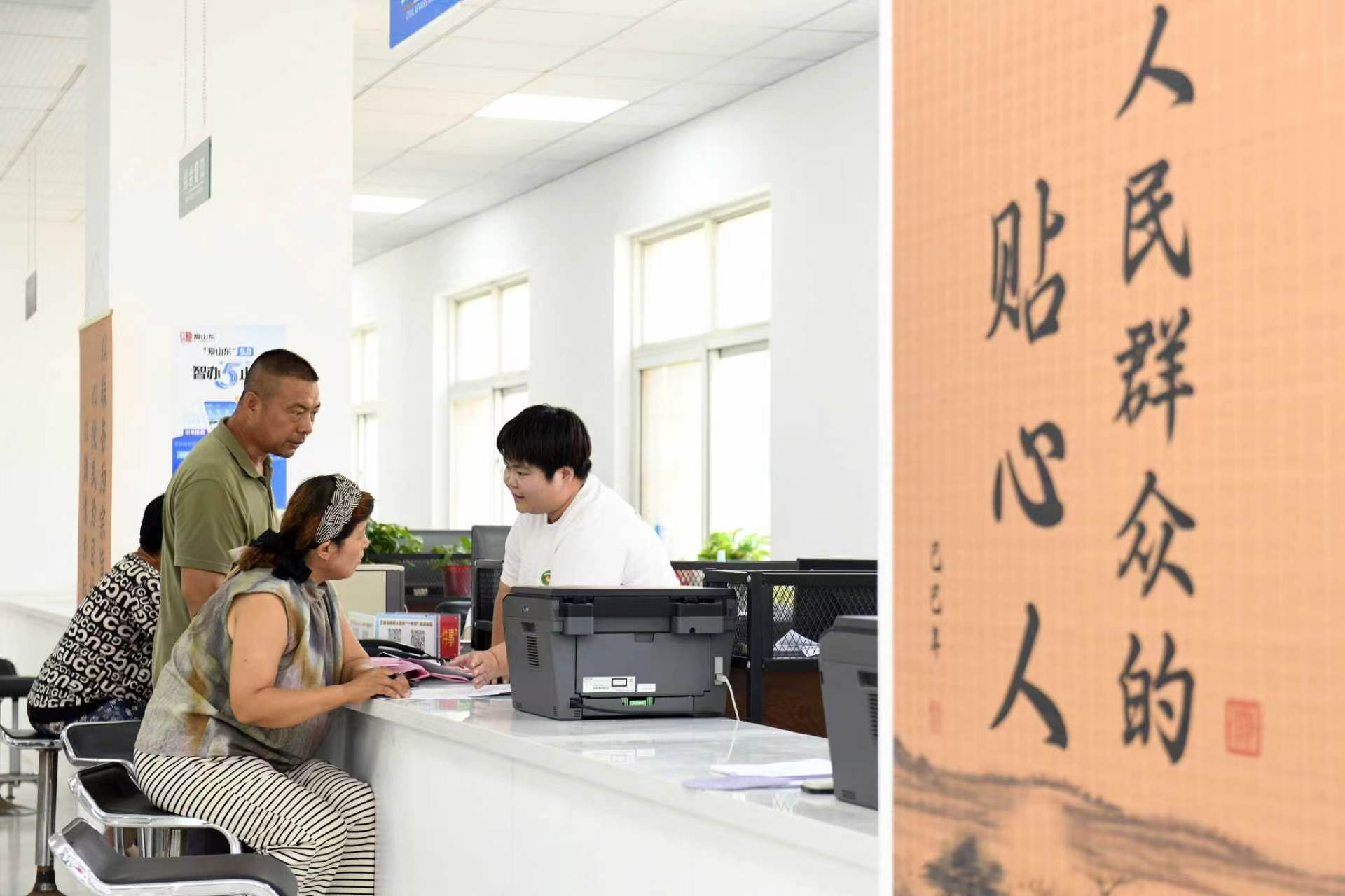 2026年7月5日,在山东省德州市夏津县香赵庄镇党建综合阵地,工作人员为群众办理低保业务。